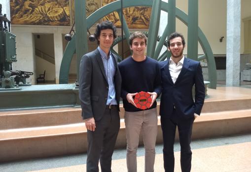 Los tres creadores del pastillero inteligente